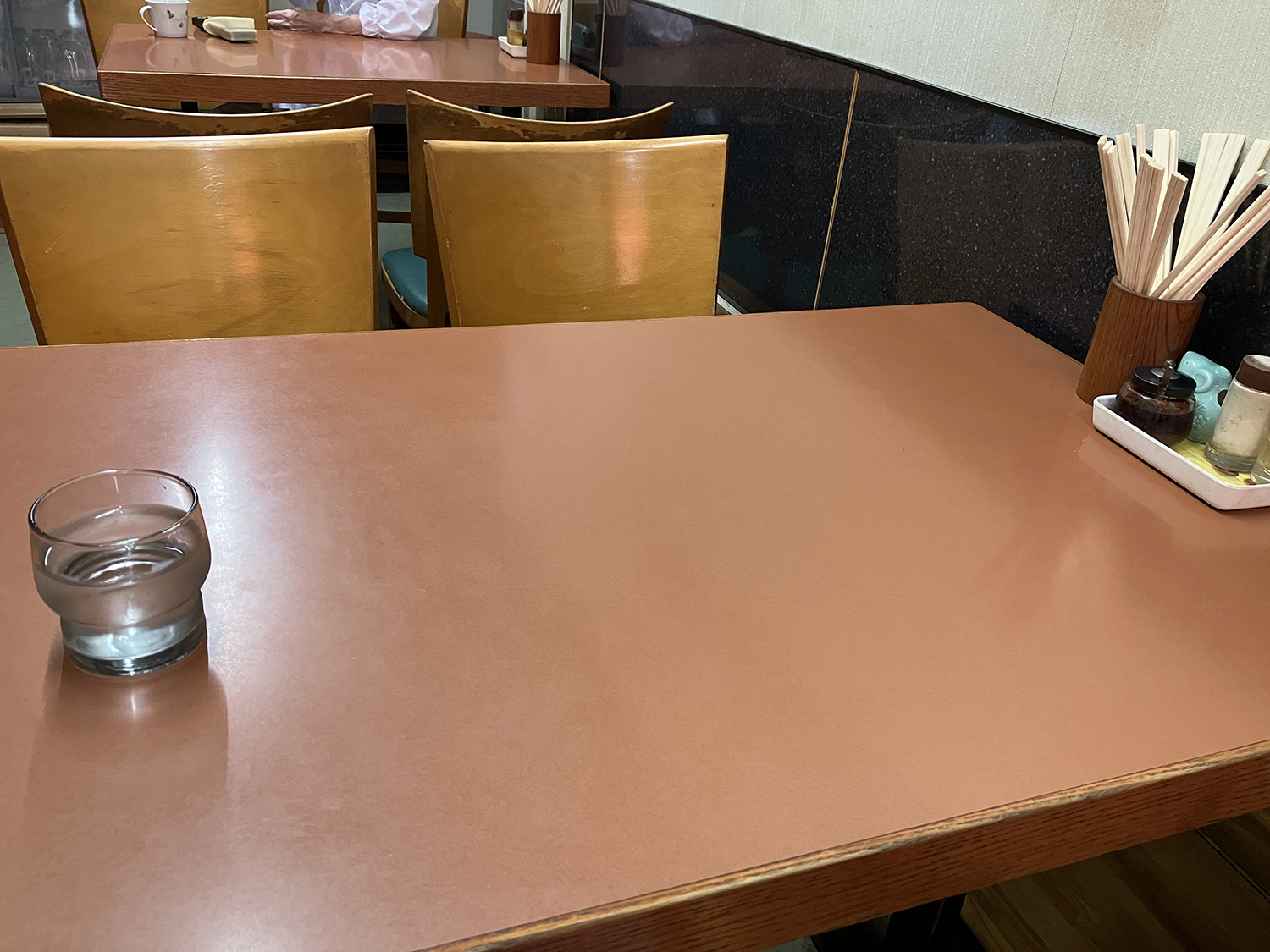 中華料理店名「紅華」のテーブルの画像